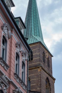 Şehirde gökyüzü olan binalar