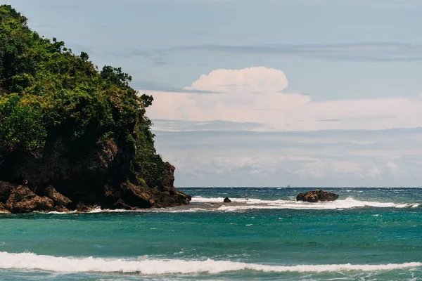 Eine Schöne Aufnahme Von Felsigen Klippen Mit Viel Grün Meer — Stockfoto