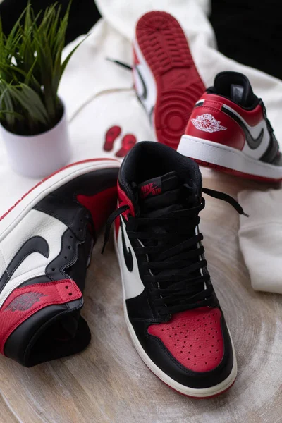 Bir Kırmızı Jordan Spor Ayakkabısının Dikey Üst Vuruşu — Stok fotoğraf