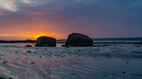 Vacker Bild Havsstrand Molnigt Väder Med Solnedgång — Stockfoto