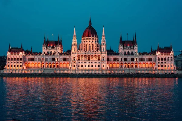 Gyönyörű Kilátás Csodálatos Magyar Parlament Épületére Budapesten Magyarországon Tükröződik Tóban — Stock Fotó