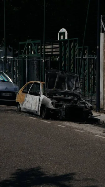 Plan Vertical Une Voiture Brûlée Abandonnée Sur Bord Route — Photo