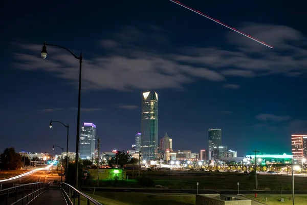 Een Uitzicht Verlichte Heldere Stadsgezicht Met Hoge Gebouwen Prachtige Nachtelijke — Stockfoto