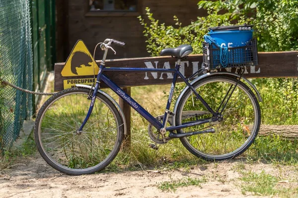 Uma Bicicleta Estacionada Amarrada Uma Cerca Metal Perto Fechamentos Animais — Fotografia de Stock