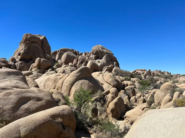 Μια Πέτρα Πρωτότυπων Μορφών Στο Λόφο Έναν Γαλάζιο Ουρανό Στον — Φωτογραφία Αρχείου