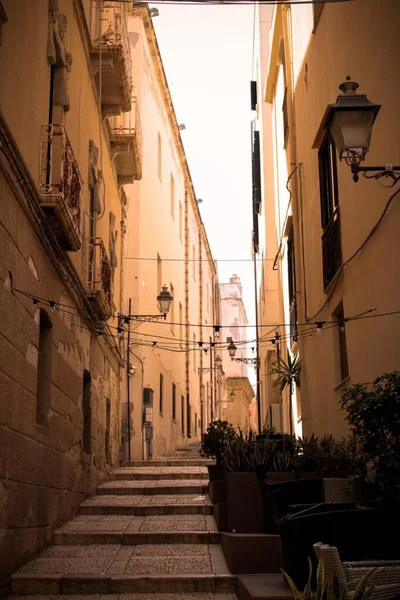 Tiro Vertical Uma Antiga Rua Estreita Cidade Com Três Andares — Fotografia de Stock