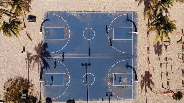 Una Vista Aérea Las Personas Que Juegan Canchas Baloncesto Azul — Foto de Stock