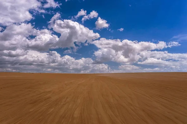 在阳光灿烂的日子里 沙漠和天空的对称景象 — 图库照片
