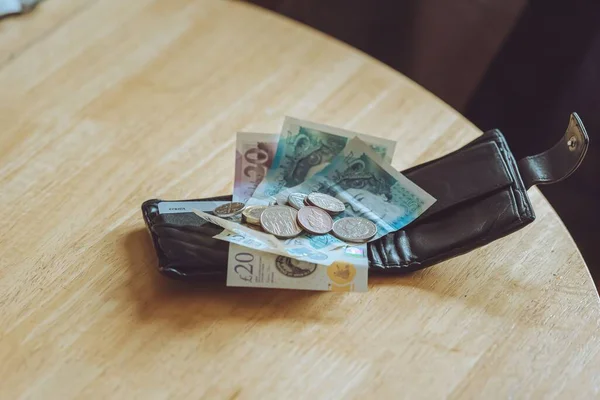 Eine Offene Schwarze Ledertasche Mit Geldscheinen Und Münzen Darauf Konzept — Stockfoto