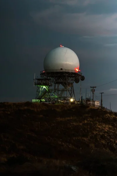 Uma Cúpula Antena Radar Topo Montanha — Fotografia de Stock