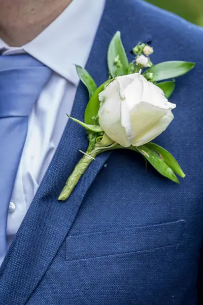 Close Vertical Uma Rosa Branca Terno Azul Noivo Para Casamento — Fotografia de Stock