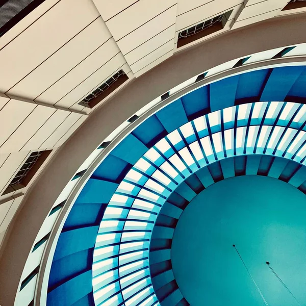 Vista Parziale Basso Angolo Moderno Edificio Soffitto Blu Bella Scelta — Foto Stock