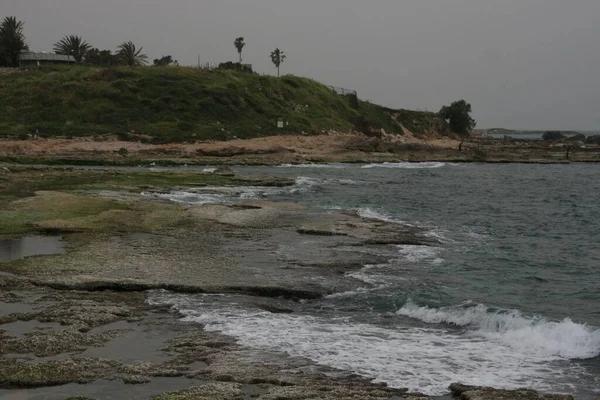 Karanlık Bir Günde Kıyıları Yıkayan Dalgaların Manzarası — Stok fotoğraf