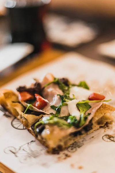 Focaccia Ekmeğinin Restoran Masasındaki Beyaz Yüzeye Dikey Olarak Seçilmiş Bir — Stok fotoğraf