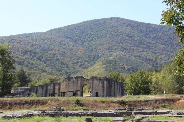 Vieux Mur Ruine Près Une Montagne Verte Par Matin Ensoleillé — Photo