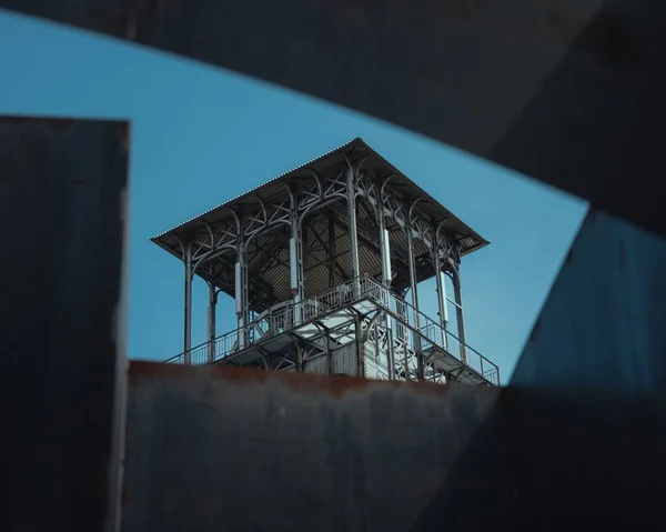 Disparo Ángulo Bajo Una Torre Prisión Abandonada Detrás Tomada Edificio — Foto de Stock