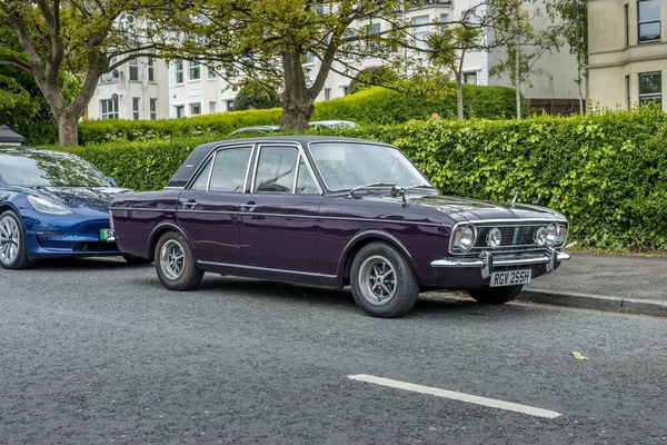 Een Uitzicht Een Auto Geparkeerd Tegen Mooie Huizen Een Rij — Stockfoto