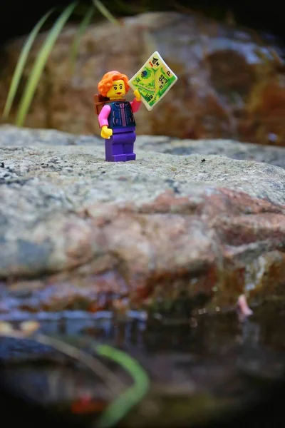 Női Hiki Figura Lego Játéka Amint Egy Sziklán Áll Egy — Stock Fotó