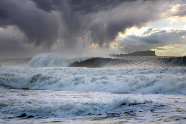 风暴期间的波浪形海岸 其表面挂着积雨云 — 图库照片