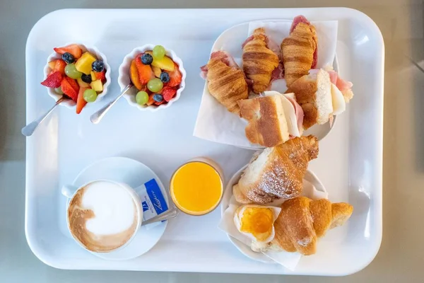 Legjobb Kilátás Gyümölcsök Croissant Kávé Gyümölcslé Reggeli Tálcán — Stock Fotó