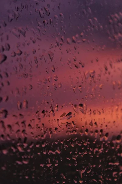 Zbliżenie Kropel Deszczu Szklance Zachodzie Słońca — Zdjęcie stockowe