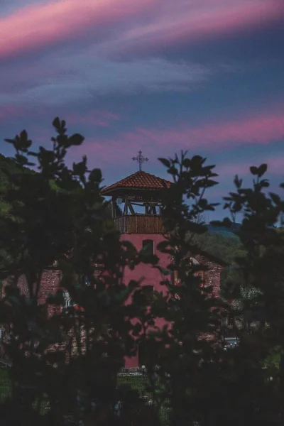 Colpo Verticale Una Torre Con Croce Sul Tetto Contro Rosa — Foto Stock
