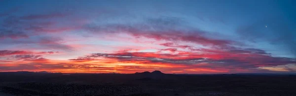 Ein Faszinierender Blick Auf Einen Goldenen Sonnenuntergang Über Den Bergen — Stockfoto