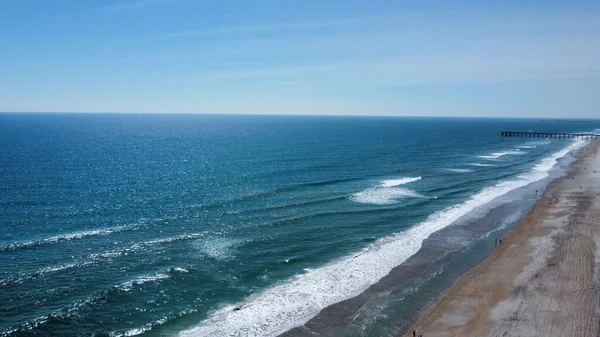 Hermoso Paisaje Con Una Playa Arena Con Mar Ondulado Cielo —  Fotos de Stock