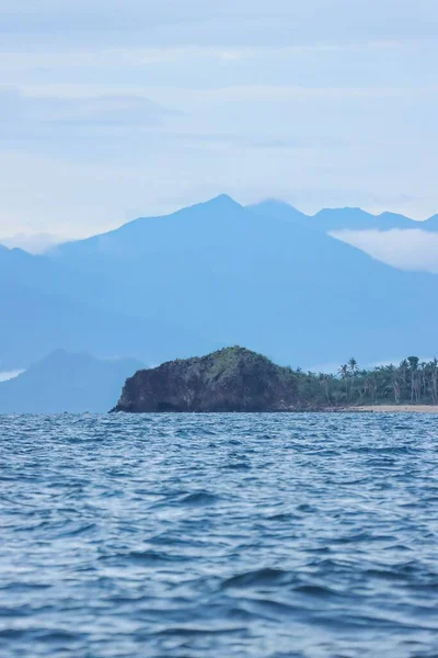 Pionowe Ujęcie Morskich Fal Sylwetek Gór Plaży Filipinach — Zdjęcie stockowe
