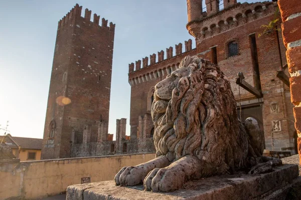 Hermoso Disparo Una Estatua León Contra Castillo Carimate Lombardía Italia — Foto de Stock