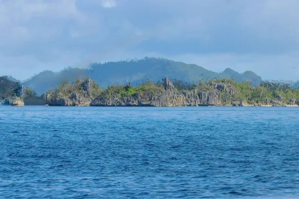 Une Vue Sur Une Plage Rochers Sur Île Aux Philippines — Photo