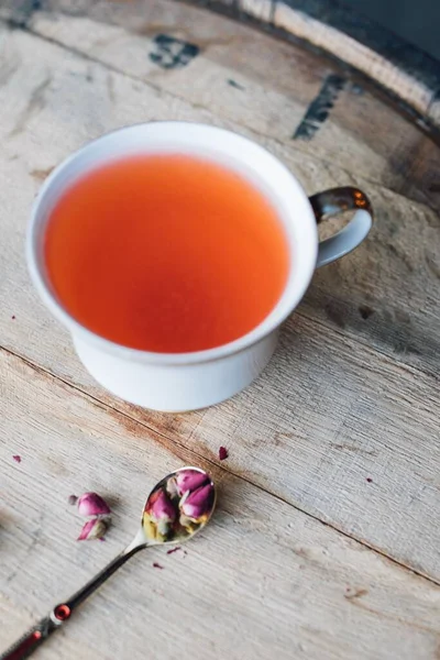 Yüksek Açılı Pembe Kırmızı Rooibos Çayı Kaşıkla Gül Dolu Ahşap — Stok fotoğraf