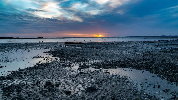 Прекрасный Снимок Берега Моря Облачную Погоду Закатом — стоковое фото
