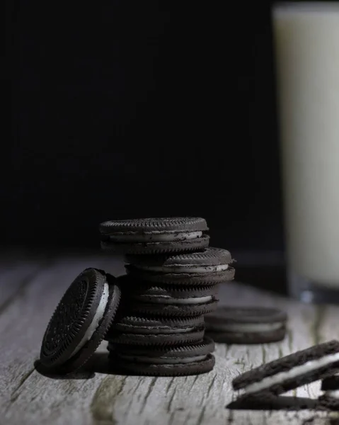Tahta Yüzeyde Vanilyalı Çikolatalı Bisküvilerden Oluşan Dikey Bir Shot — Stok fotoğraf