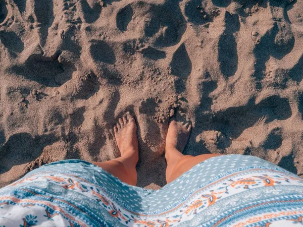 Una Vista Dall Alto Dei Piedi Una Donna Sulla Sabbia — Foto Stock