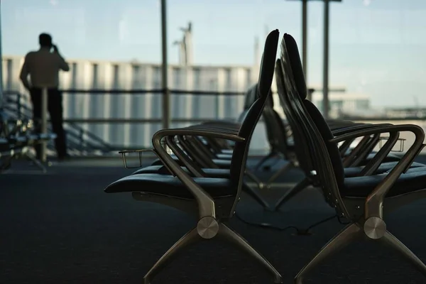 Seletivo Cadeiras Couro Preto Perto Uma Janela Aeroporto — Fotografia de Stock