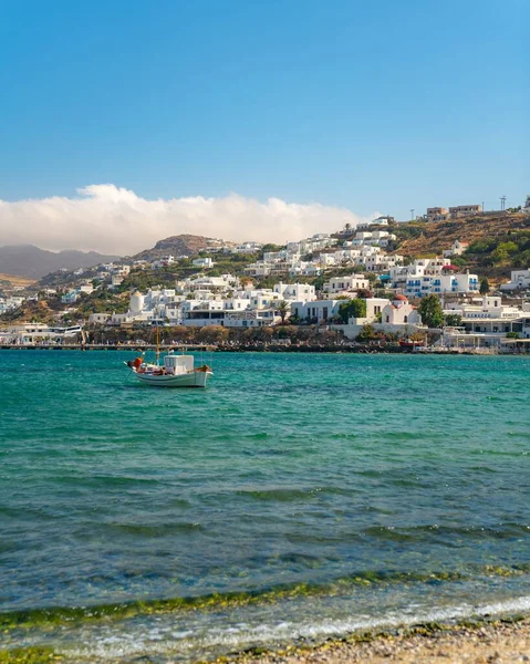 迈科诺斯希腊在夏季与地中海和船的前景 — 图库照片