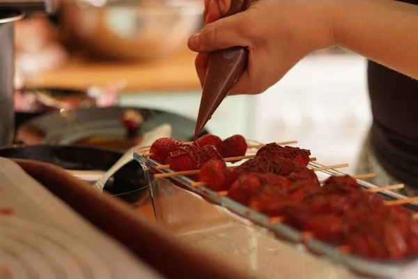 Primer Plano Una Mujer Vertiendo Jarabe Chocolate Sobre Fresas —  Fotos de Stock