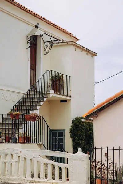 村中有楼梯和植物的住宅的垂直截图 — 图库照片