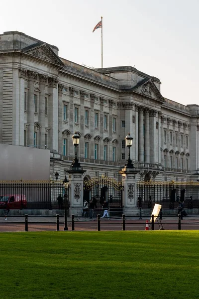 Vertical Shot Royal Palace Front Gate View Tourists Union Flag — Stock Photo, Image