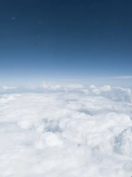 Tiro Vertical Das Nuvens Brancas Fofas Céu Azul Uma Vista — Fotografia de Stock