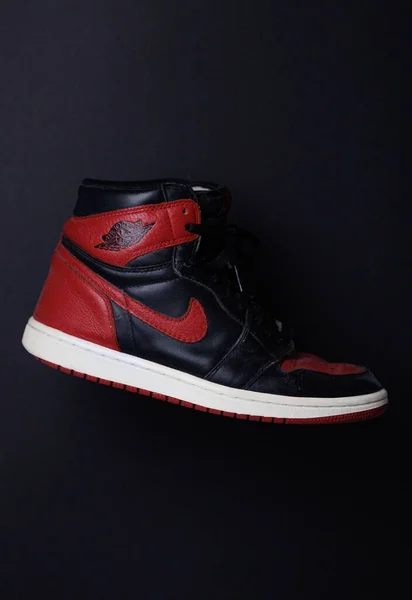 Vertikal Bild Modern Svart Och Röd Air Jordan Sneaker Mörk — Stockfoto