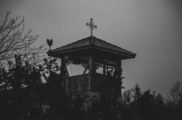 Uno Scatto Scala Grigi Una Torre Con Croce Sul Tetto — Foto Stock