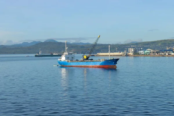 Egy Teherhajó Tengerben Kék Tiszta Vízzel Nyugodt Hullámokkal Fülöp Szigeteken — Stock Fotó