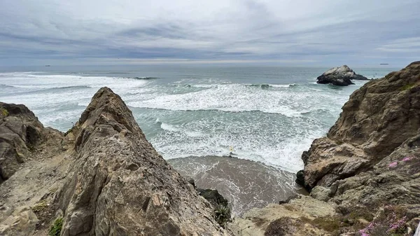 Kaliforniya Nın Bulutlu Bir Gününde Kayaların Arkasından Deniz Manzarası — Stok fotoğraf