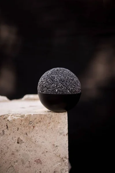 Eine Minimalistische Vertikale Nahaufnahme Einer Steinkugel — Stockfoto