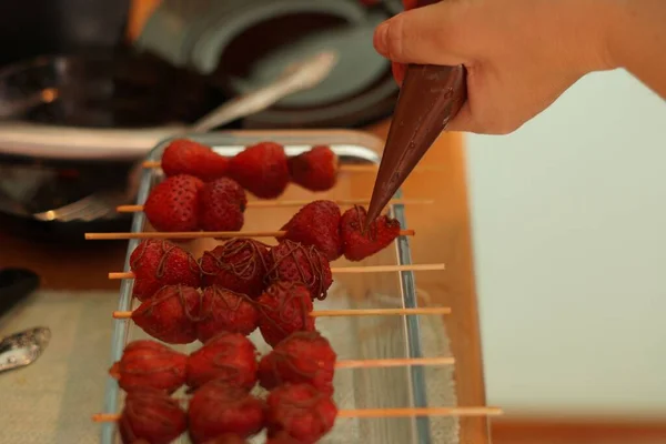 Primer Plano Una Mujer Vertiendo Jarabe Chocolate Sobre Fresas — Foto de Stock