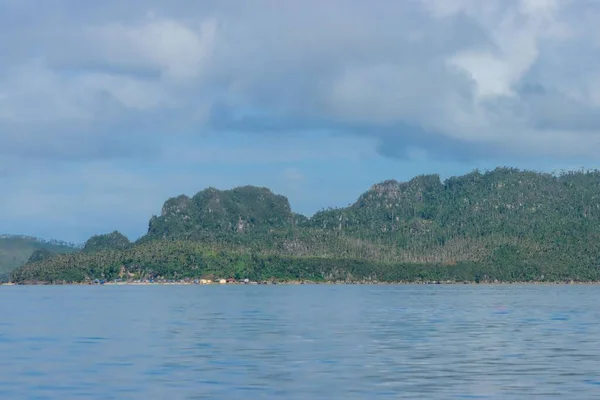 Piękny Widok Oceanu Zielonymi Drzewami Tle Pod Zachmurzonym Niebem Filipinach — Zdjęcie stockowe