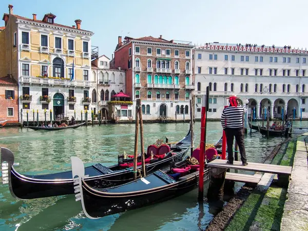 Μια Βάρκα Στο Κανάλι Της Βενετίας Έτοιμη Για Τον Τουρίστα — Φωτογραφία Αρχείου