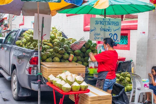 Vendita Strada Giovani Noci Cocco Verdi Come Bevanda Rinfrescante Bangkok — Foto Stock